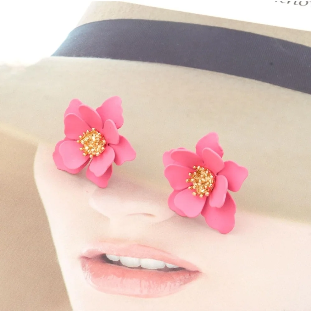 Boho Flower Stud Earrings for Women Chic Pink.
